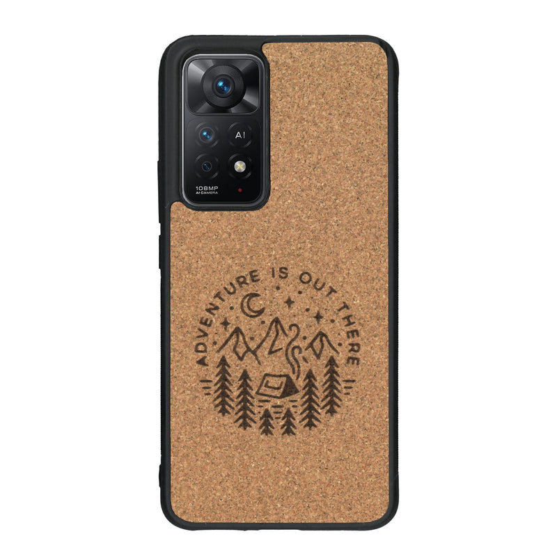 Coque de protection en bois véritable fabriquée en France pour Xiaomi Redmi Note 11 sur le thème du camping en pleine nature et du bivouac avec la phrase "Aventure is out there"
