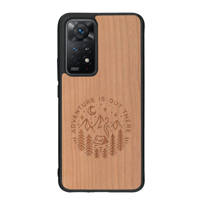 Coque de protection en bois véritable fabriquée en France pour Xiaomi Redmi Note 11 sur le thème du camping en pleine nature et du bivouac avec la phrase "Aventure is out there"