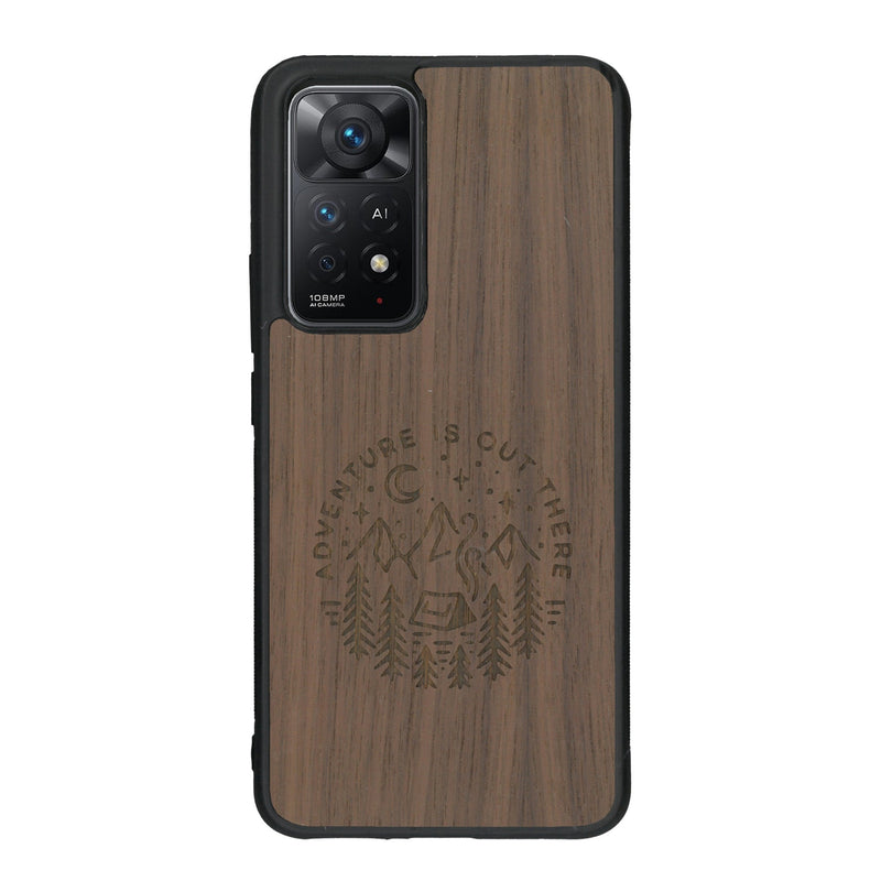 Coque de protection en bois véritable fabriquée en France pour Xiaomi Redmi Note 11 sur le thème du camping en pleine nature et du bivouac avec la phrase "Aventure is out there"