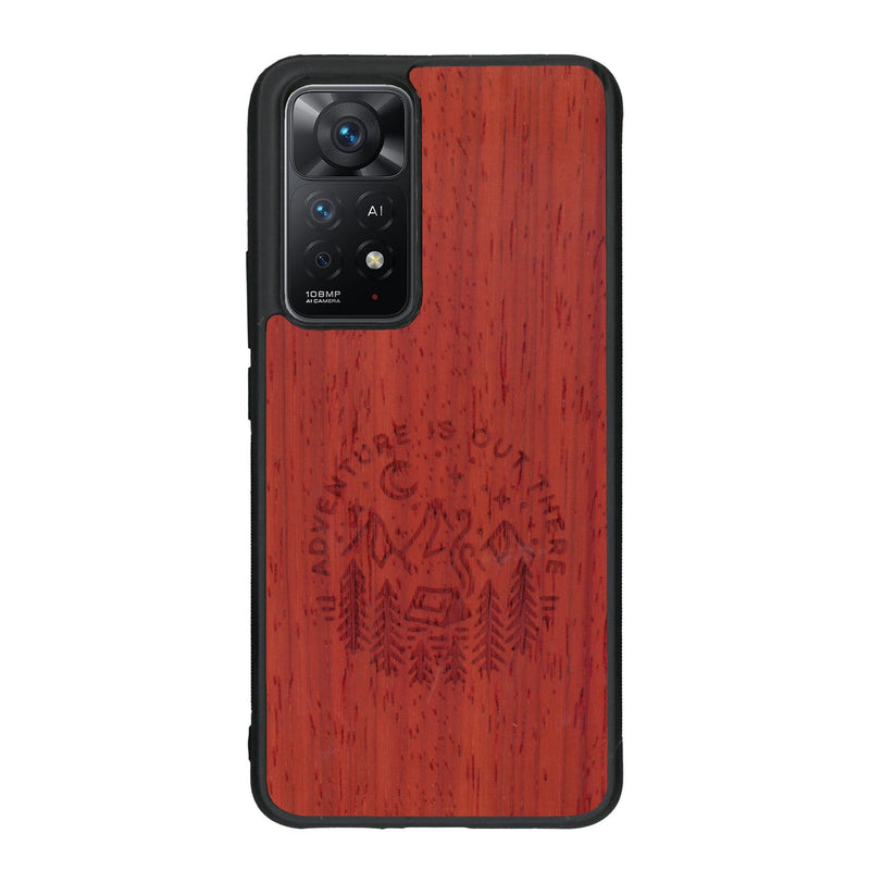 Coque de protection en bois véritable fabriquée en France pour Xiaomi Redmi Note 11 sur le thème du camping en pleine nature et du bivouac avec la phrase "Aventure is out there"
