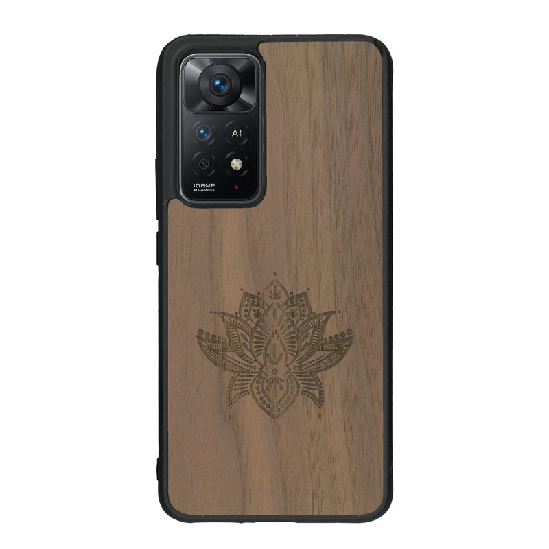 Coque de protection en bois véritable fabriquée en France pour Xiaomi Redmi Note 11 sur le thème de la nature et du yoga avec une gravure zen représentant une fleur de lotus