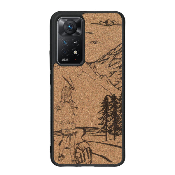 Coque de protection en bois véritable fabriquée en France pour Xiaomi Redmi Note 11 sur le thème de la randonnée en montagne et de l'aventure avec une gravure représentant une femme de dos face à un paysage de nature