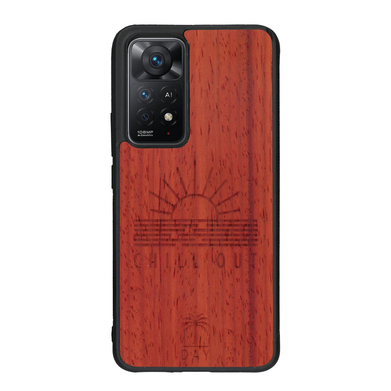 Coque de protection en bois véritable fabriquée en France pour Xiaomi Redmi Note 11 Pro sur le thème chill avec un motif représentant un couché de soleil sur l'océan et la phrase "Chill out"