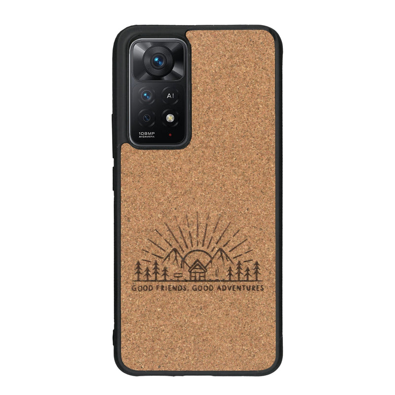 Coque de protection en bois véritable fabriquée en France pour Xiaomi Redmi Note 11 Pro sur le thème chill et nature avec un motif représentant un levé de soleil sur un paysage de montagne avec des sapins et un chalet et la phrase "Good friends, good adventure"