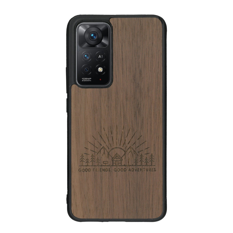 Coque de protection en bois véritable fabriquée en France pour Xiaomi Redmi Note 11 Pro sur le thème chill et nature avec un motif représentant un levé de soleil sur un paysage de montagne avec des sapins et un chalet et la phrase "Good friends, good adventure"