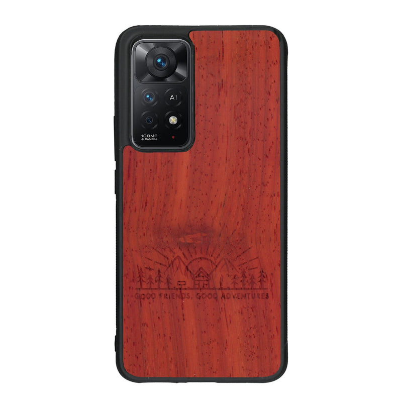 Coque de protection en bois véritable fabriquée en France pour Xiaomi Redmi Note 11 Pro sur le thème chill et nature avec un motif représentant un levé de soleil sur un paysage de montagne avec des sapins et un chalet et la phrase "Good friends, good adventure"