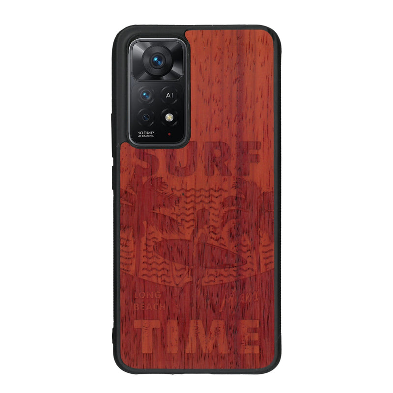 Coque de protection en bois véritable fabriquée en France pour Xiaomi Redmi Note 11 Pro sur le thème chill avec un motif représentant une silouhette tenant une planche de surf sur une plage entouré de palmiers et les mots "Surf Time Long Beach Miami"