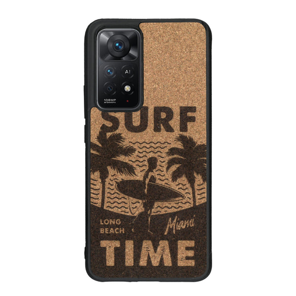 Coque de protection en bois véritable fabriquée en France pour Xiaomi Redmi Note 11 sur le thème chill avec un motif représentant une silouhette tenant une planche de surf sur une plage entouré de palmiers et les mots "Surf Time Long Beach Miami"