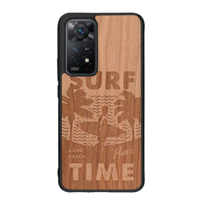 Coque de protection en bois véritable fabriquée en France pour Xiaomi Redmi Note 11 sur le thème chill avec un motif représentant une silouhette tenant une planche de surf sur une plage entouré de palmiers et les mots "Surf Time Long Beach Miami"