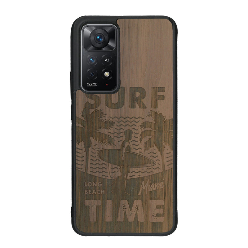 Coque de protection en bois véritable fabriquée en France pour Xiaomi Redmi Note 11 sur le thème chill avec un motif représentant une silouhette tenant une planche de surf sur une plage entouré de palmiers et les mots "Surf Time Long Beach Miami"