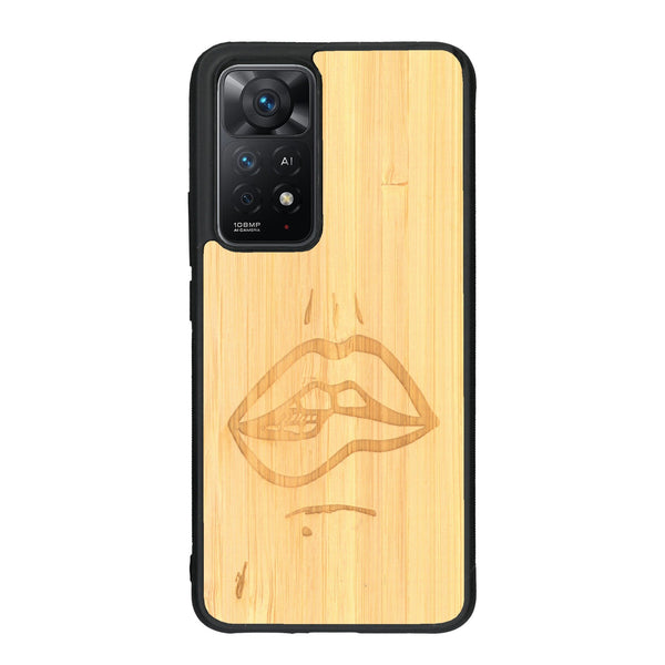 Coque de protection en bois véritable fabriquée en France pour Xiaomi Redmi Note 11 représentant de manière minimaliste une bouche de féminine se mordant le coin de la lèvre de manière sensuelle dessinée à la main par l'artiste Maud Dabs