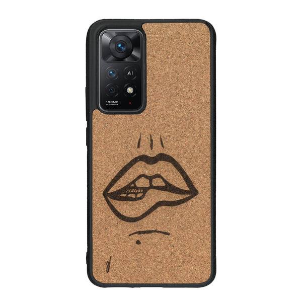 Coque de protection en bois véritable fabriquée en France pour Xiaomi Redmi Note 11 représentant de manière minimaliste une bouche de féminine se mordant le coin de la lèvre de manière sensuelle dessinée à la main par l'artiste Maud Dabs