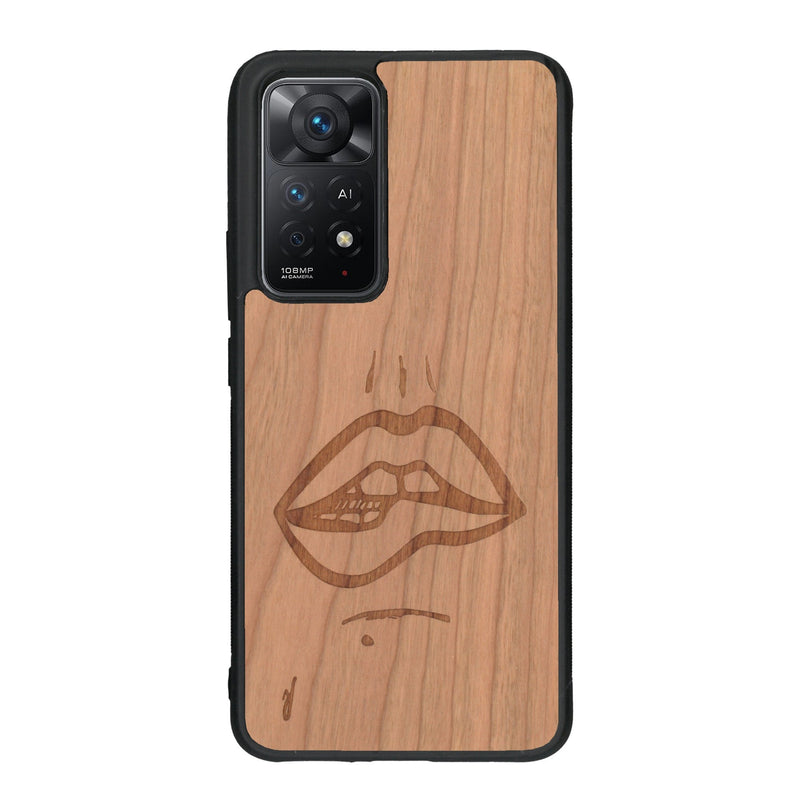 Coque de protection en bois véritable fabriquée en France pour Xiaomi Redmi Note 11 représentant de manière minimaliste une bouche de féminine se mordant le coin de la lèvre de manière sensuelle dessinée à la main par l'artiste Maud Dabs