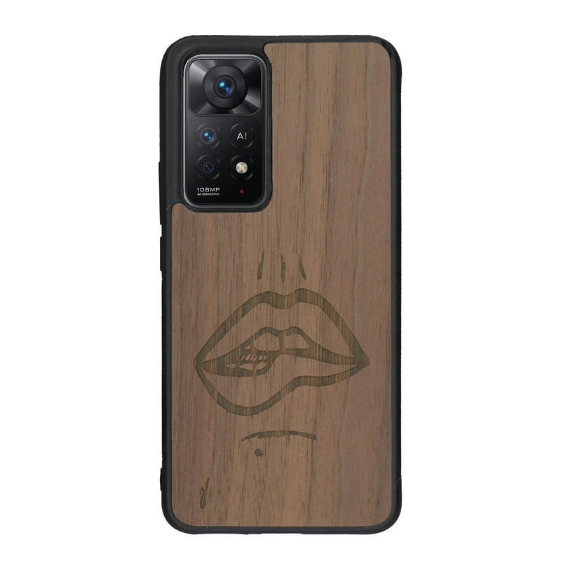Coque de protection en bois véritable fabriquée en France pour Xiaomi Redmi Note 11 représentant de manière minimaliste une bouche de féminine se mordant le coin de la lèvre de manière sensuelle dessinée à la main par l'artiste Maud Dabs
