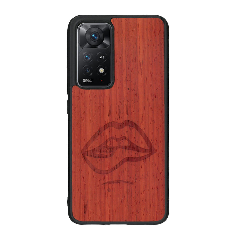 Coque de protection en bois véritable fabriquée en France pour Xiaomi Redmi Note 11 représentant de manière minimaliste une bouche de féminine se mordant le coin de la lèvre de manière sensuelle dessinée à la main par l'artiste Maud Dabs