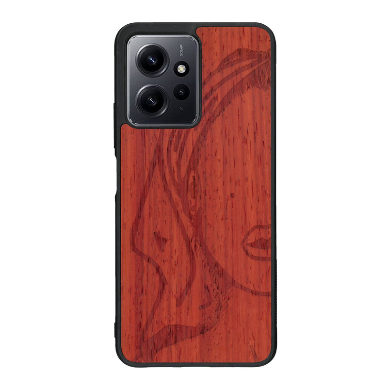 Coque de protection en bois véritable fabriquée en France pour Xiaomi Redmi Note 12 représentant une silhouette féminine épurée de type line art en collaboration avec l'artiste Maud Dabs