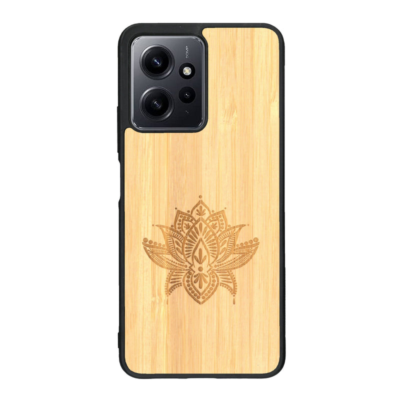 Coque de protection en bois véritable fabriquée en France pour Xiaomi Redmi Note 12 sur le thème de la nature et du yoga avec une gravure zen représentant une fleur de lotus
