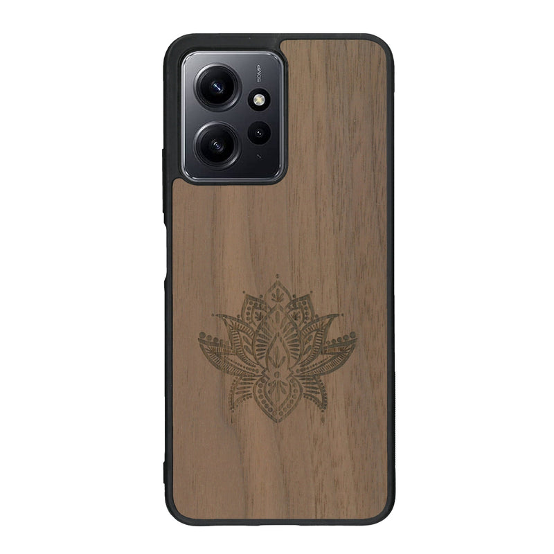 Coque de protection en bois véritable fabriquée en France pour Xiaomi Redmi Note 12 sur le thème de la nature et du yoga avec une gravure zen représentant une fleur de lotus