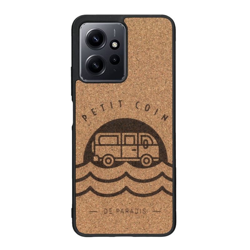 Coque de protection en bois véritable fabriquée en France pour Xiaomi Redmi Note 12 Pro sur le thème des voyages en vans, vanlife et chill avec une gravure représentant un van vw combi devant le soleil couchant sur une plage avec des vagues