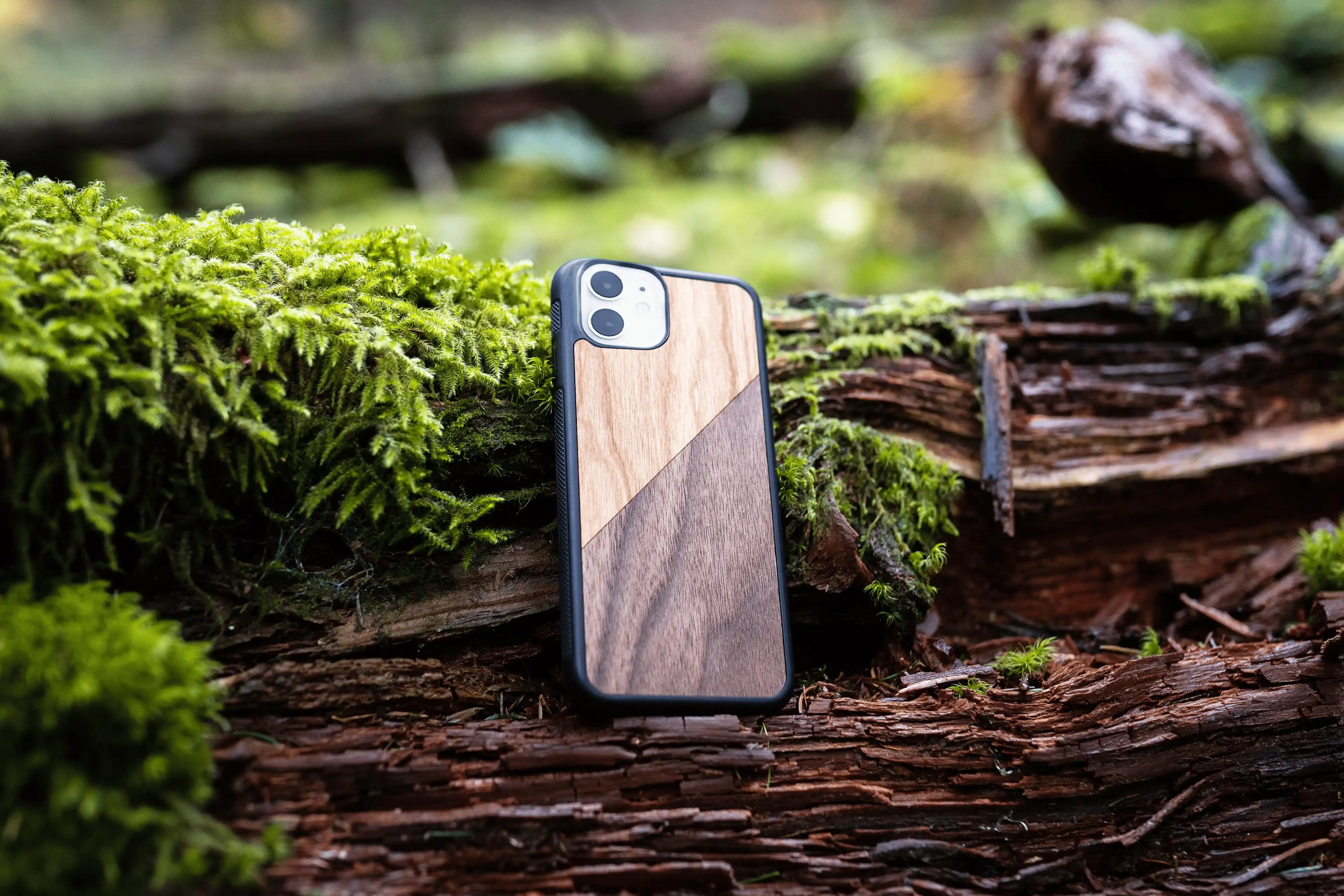 iPhone 11 avec une coque en bois artisanale et Made in France modèle Duo