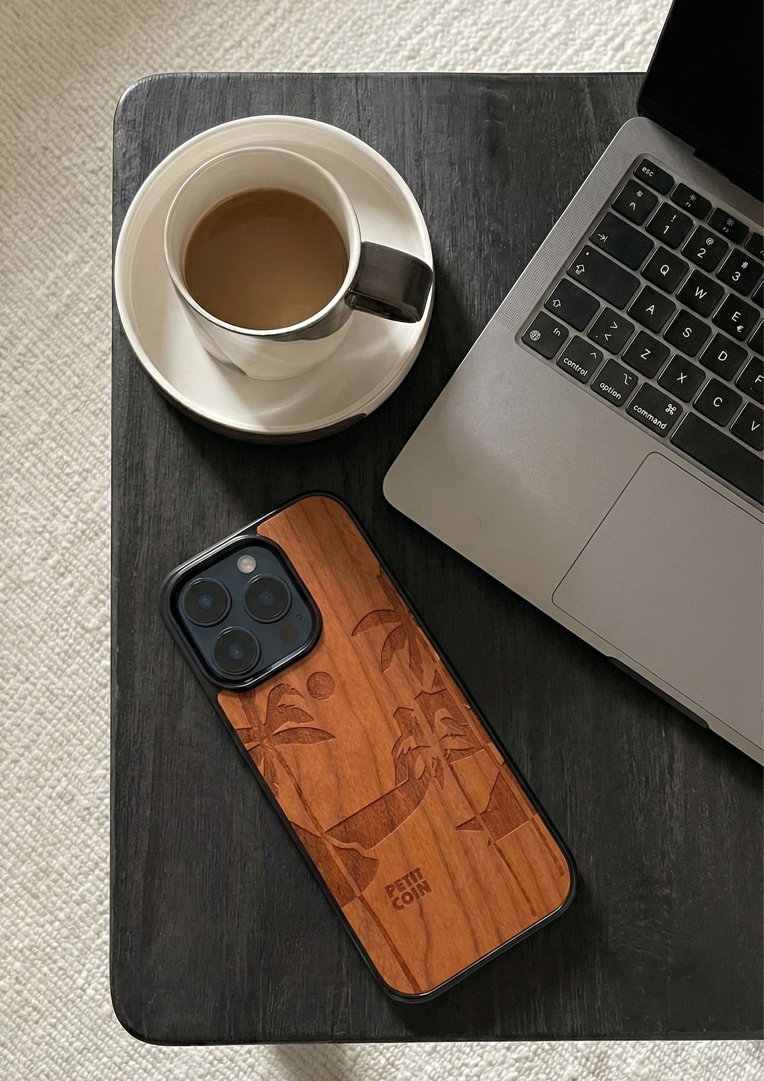 coque en bois gravée au laser sur une table avec une tasse de café et ordinateur portable