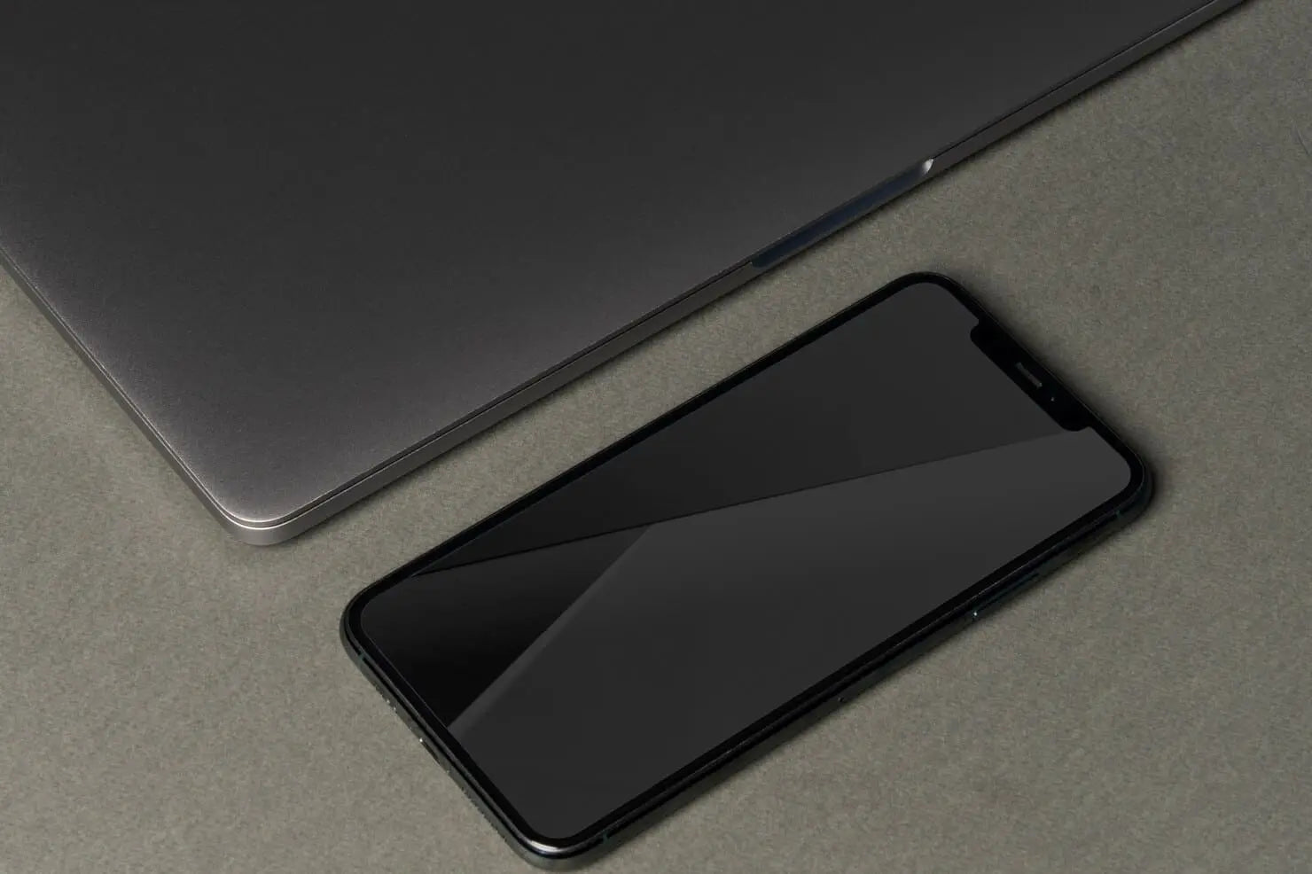 Téléphone et ordinateur posés sur une surface