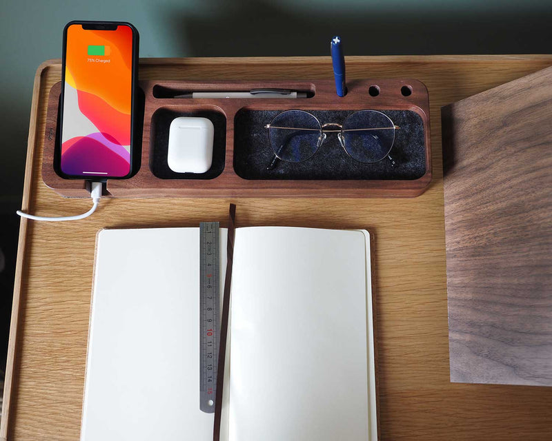 Organisateur de bureau en noyer pour ranger ses airpods, ses stylos, son téléphone, ses lunettes etc 
