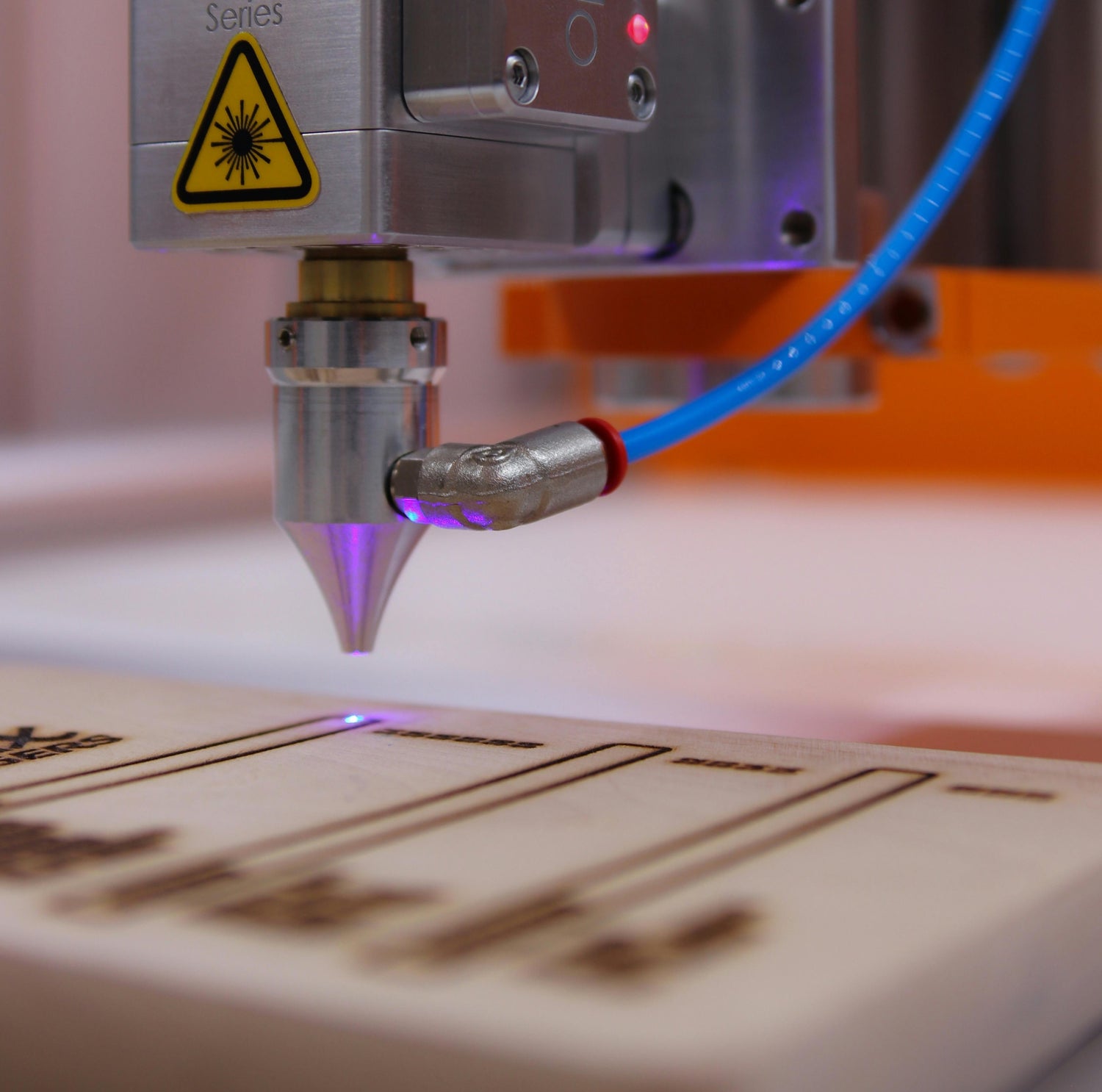Gravure laser sur un morceau de bois