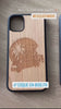 Un homme qui présente des coques pour téléphone en bois personnalisées.