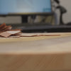 Personne qui travaille le bois et fait de la marqueterie pour fabriquer une coque en bois pour téléphone, modèle Kubik.