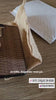 Un homme qui présente une coque en bois pour téléphone modèle Le Wavy Style.