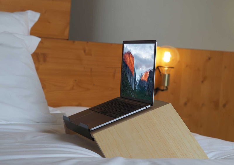 Support pour ordinateur portable en bois posé sur un lit