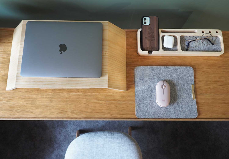 Organisateur de bureau en sycormore pour ranger ses airpods, ses stylos, son téléphone, ses lunette... Organisateur posé au dessus du tapis de souris sur un bureau