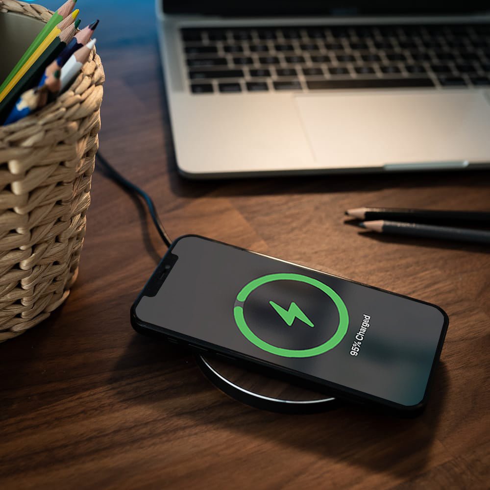 Chargeur sans fil - Le Noyer - Coque en bois