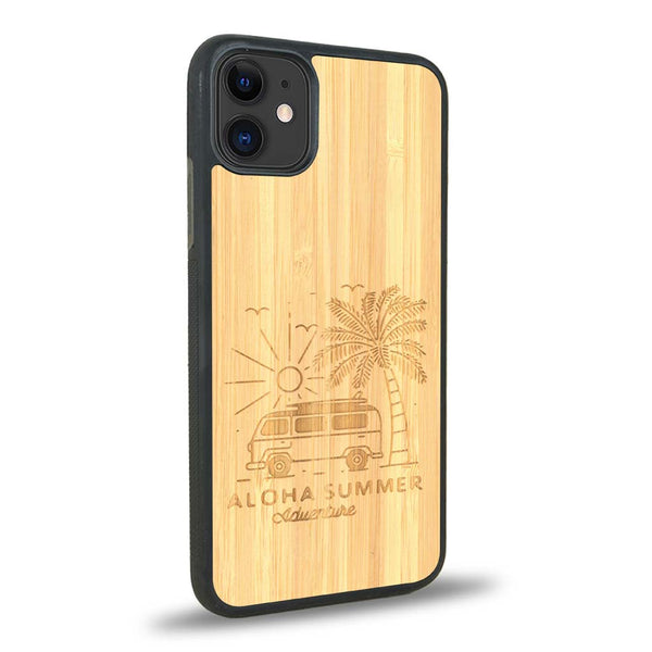Coque de protection en bois véritable fabriquée en France pour iPhone 11 sur le thème de la plage, de l'été et vanlife.
