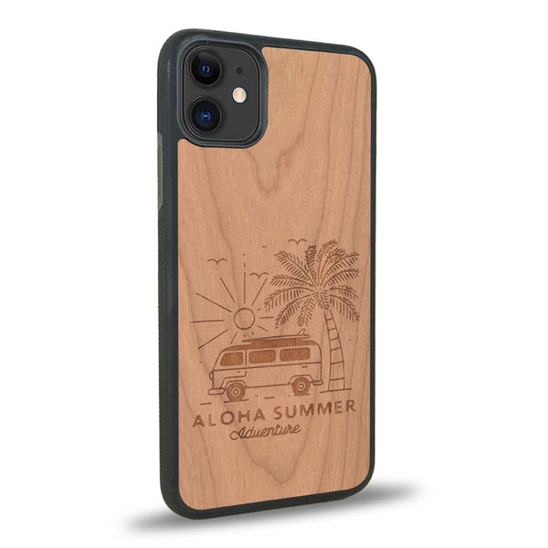 Coque de protection en bois véritable fabriquée en France pour iPhone 11 sur le thème de la plage, de l'été et vanlife.
