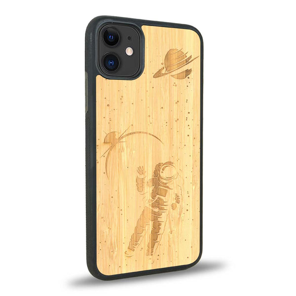 Coque de protection en bois véritable fabriquée en France pour iPhone 11 sur le thème des astronautes