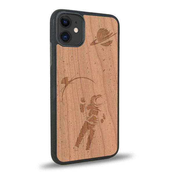 Coque de protection en bois véritable fabriquée en France pour iPhone 11 sur le thème des astronautes