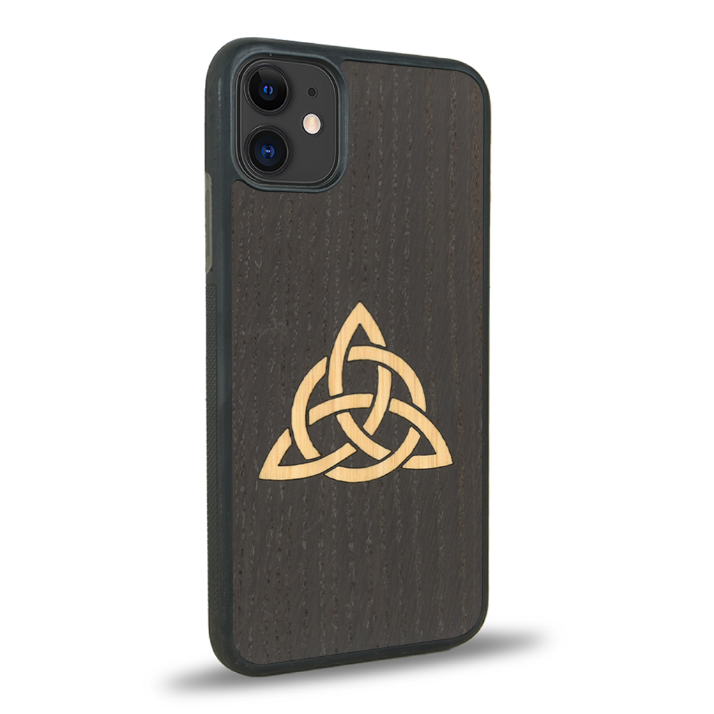 Coque de protection en bois véritable fabriquée en France pour iPhone 11 alliant du chêne fumé et du bambou représentant une triquetra