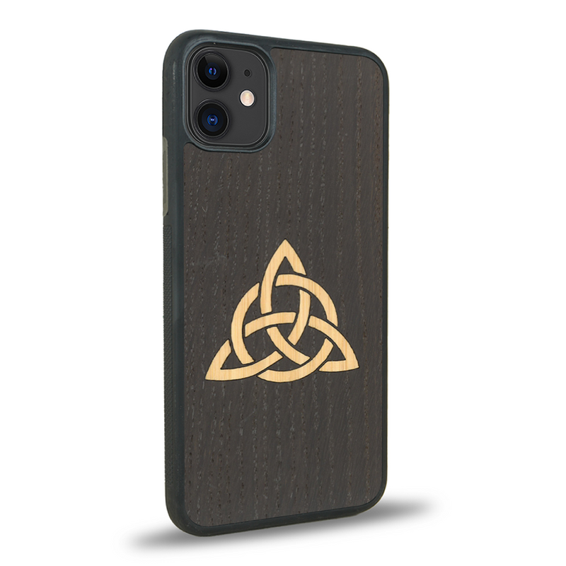 Coque de protection en bois véritable fabriquée en France pour iPhone 11 alliant du chêne fumé et du bambou représentant une triquetra