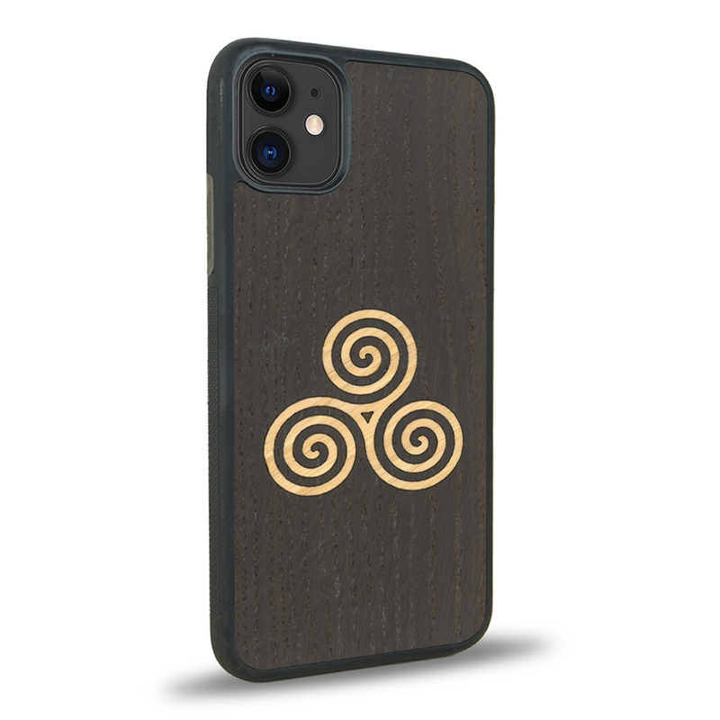 Coque de protection en bois véritable fabriquée en France pour iPhone 11 alliant du chêne fumé et du bambou et doré représentant un triskell