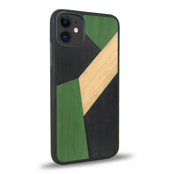 Coque de protection en bois véritable fabriquée en France pour iPhone 11 alliant du bambou, du tulipier vert et noir en forme de mosaïque minimaliste sur le thème de l'art abstrait
