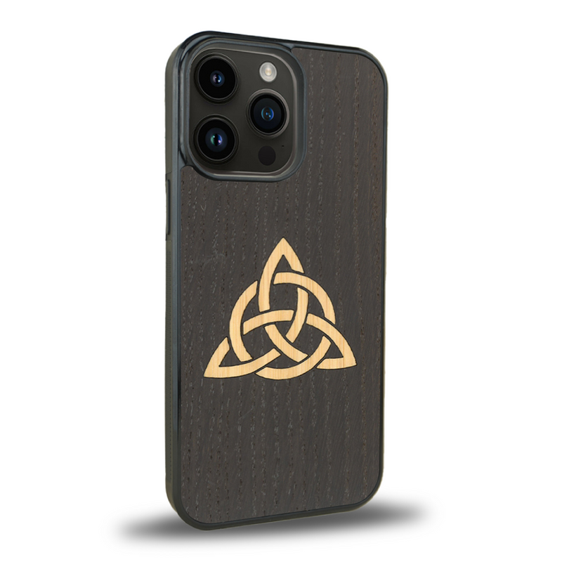 Coque de protection en bois véritable fabriquée en France pour iPhone 11 Pro alliant du chêne fumé et du bambou représentant une triquetra