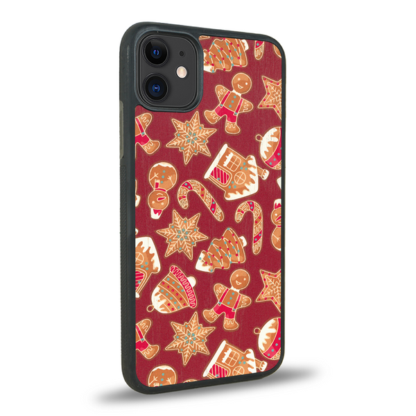 Coque de protection en bois véritable fabriquée en France pour iPhone 12 Mini sur le thème de noël et de l'hiver avec un motif représentant un bonhomme de pain d'épice
