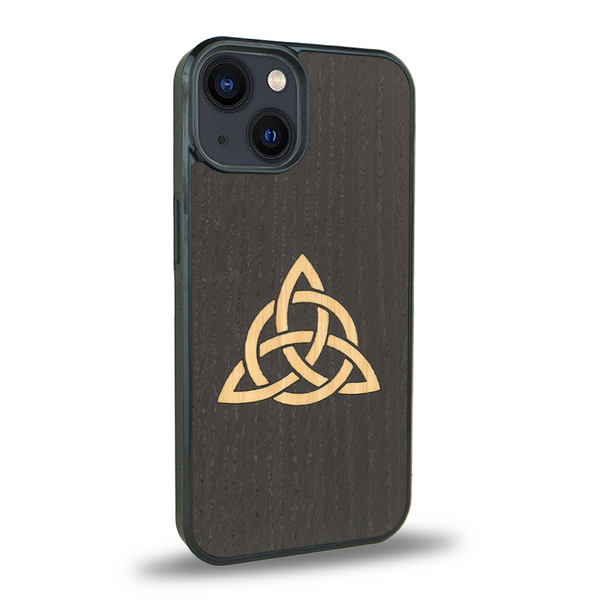 Coque de protection en bois véritable fabriquée en France pour iPhone 13 Mini alliant du chêne fumé et du bambou représentant une triquetra