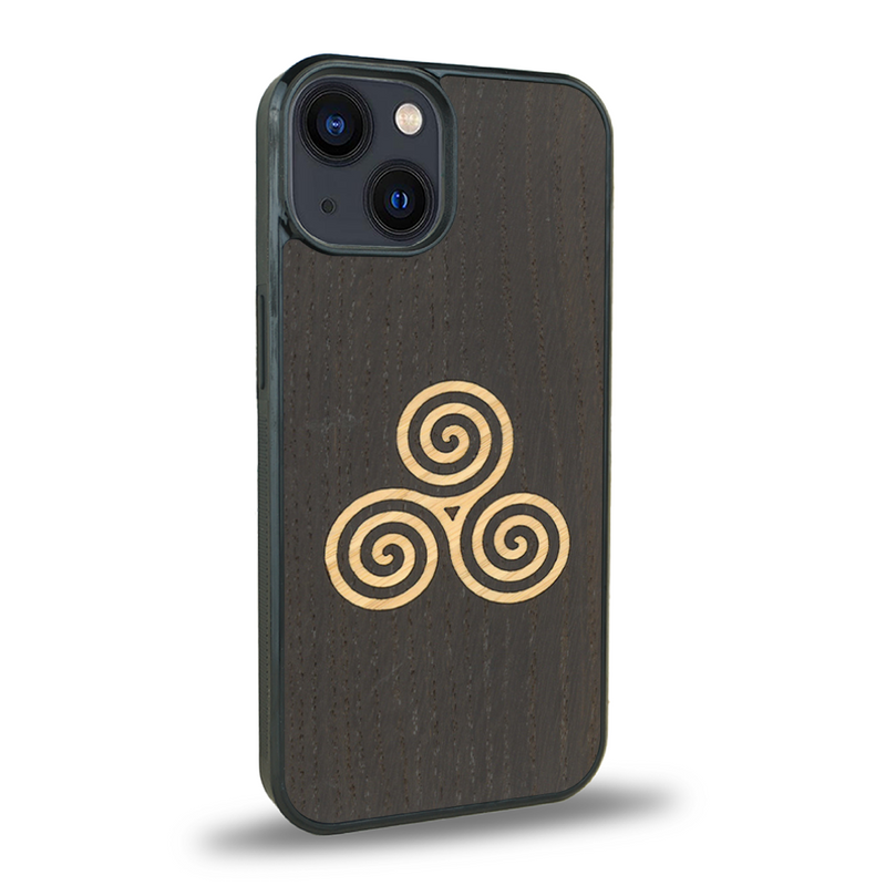 Coque de protection en bois véritable fabriquée en France pour iPhone 13 Mini alliant du chêne fumé et du bambou et doré représentant un triskell