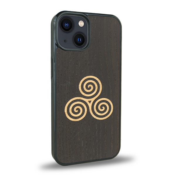 Coque de protection en bois véritable fabriquée en France pour iPhone 13 + MagSafe® alliant du chêne fumé et du bambou et doré représentant un triskell