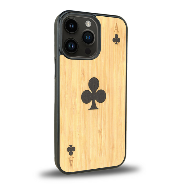 Coque de protection en bois véritable fabriquée en France pour iPhone 13 Pro Max alliant du chêne fumé et du bambou représentant un as de trèfle