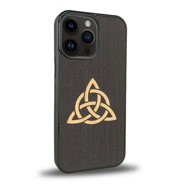 Coque de protection en bois véritable fabriquée en France pour iPhone 13 Pro Max + MagSafe® alliant du chêne fumé et du bambou représentant une triquetra