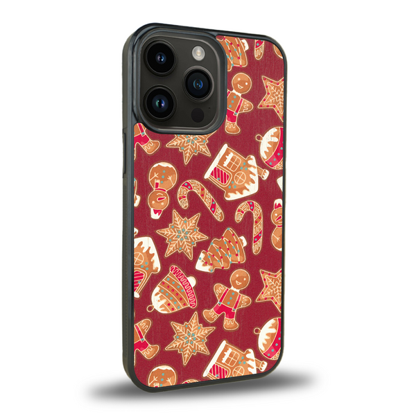 Coque de protection en bois véritable fabriquée en France pour iPhone 13 Pro Max + MagSafe® sur le thème de noël et de l'hiver avec un motif représentant un bonhomme de pain d'épice